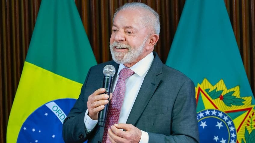 Lula reúne equipe, cobra foco nas eleições e veta mudanças no governo