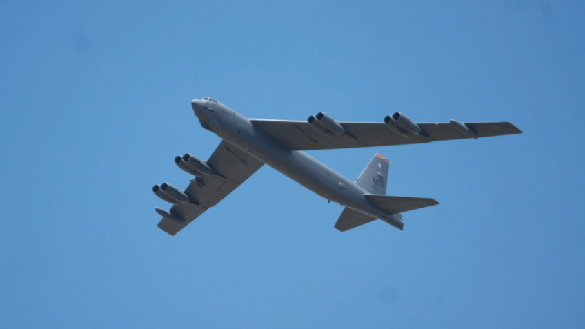 EUA sobrevoam Irã com bombardeiros nucleares pela 1ª vez