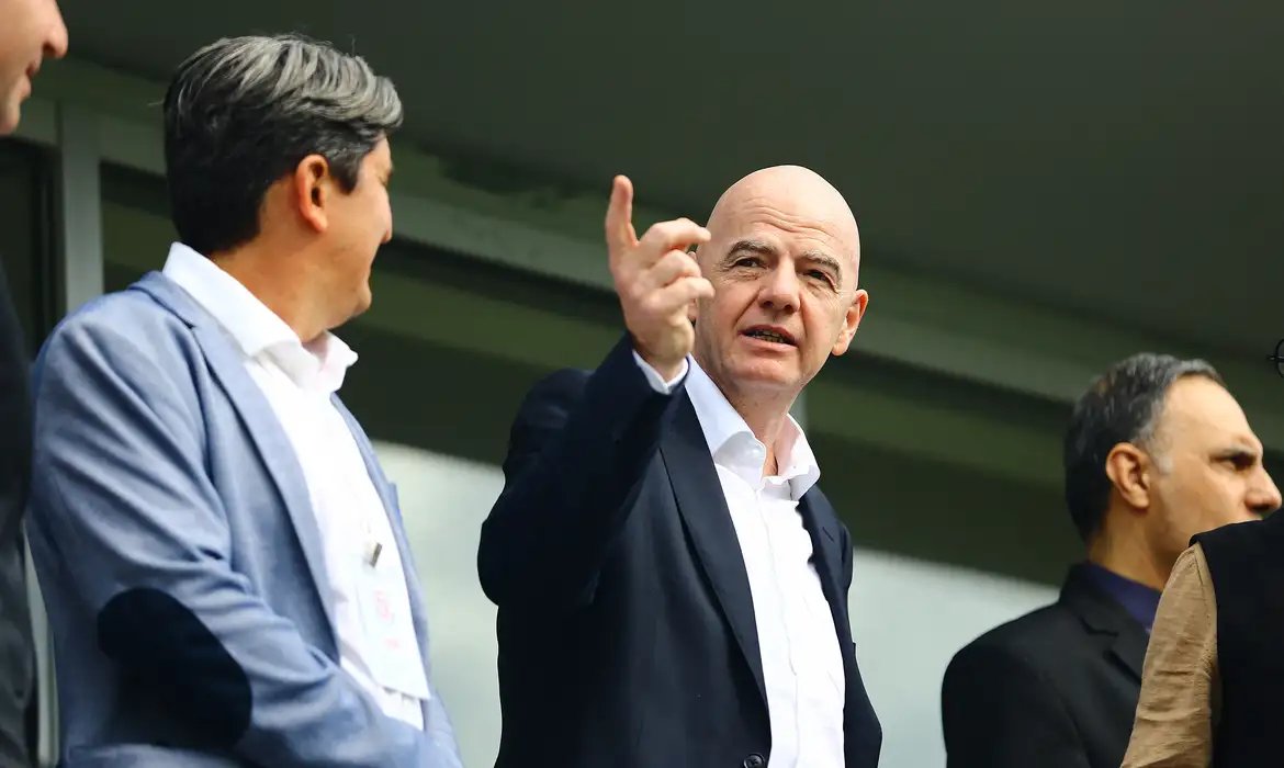 Presidente da Fifa promete apoio da entidade para Irã disputar Mundial