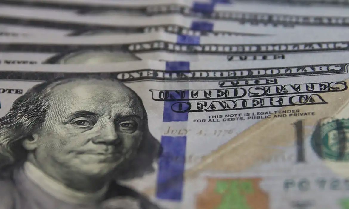 Dólar cai para R$ 5,17 e bolsa sobe com expectativas sobre guerra