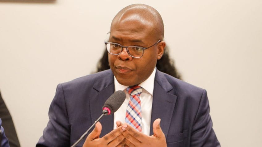 Após silêncio, Silvio Almeida diz ser inocente e vítima de racismo