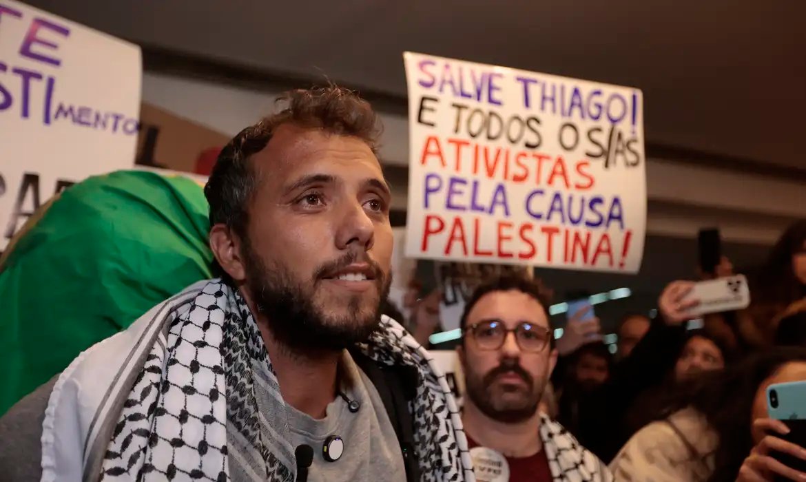 Ativista brasileiro é deportado da Argentina por ordem de Milei