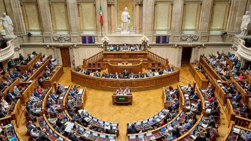 Portugal aprova lei que dificulta cidadania para brasileiros