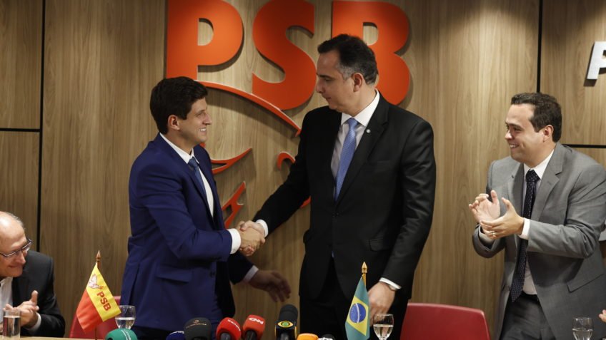 Pacheco chega ao PSB e fala em romper "sucateamento da máquina" em MG