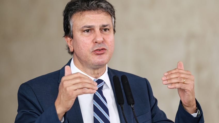 Lula oficializa saída de Camilo Santana do MEC