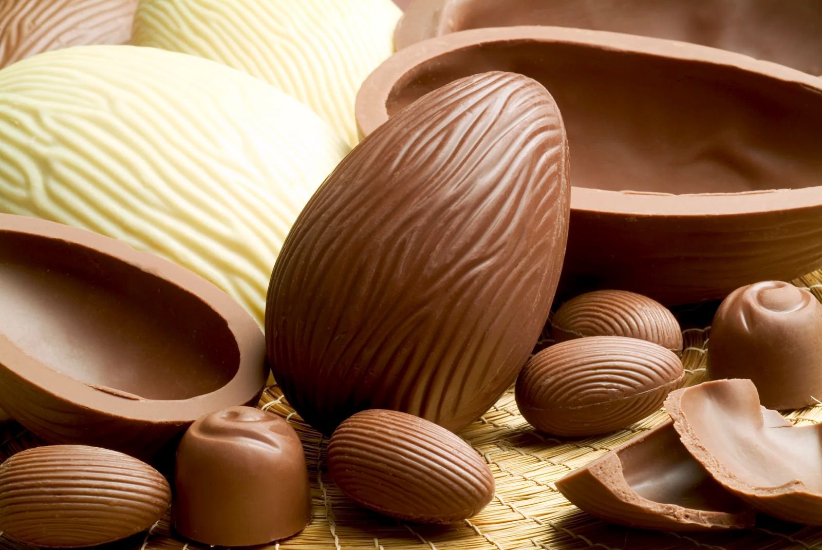O segredo das fábricas de Páscoa: como são feitos milhares de ovos de chocolate todos os dias