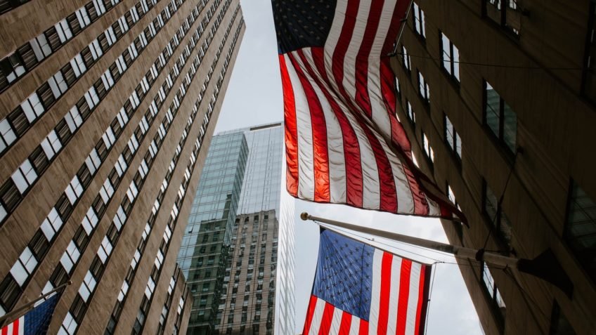 Pedidos de auxílio desemprego caem nos EUA