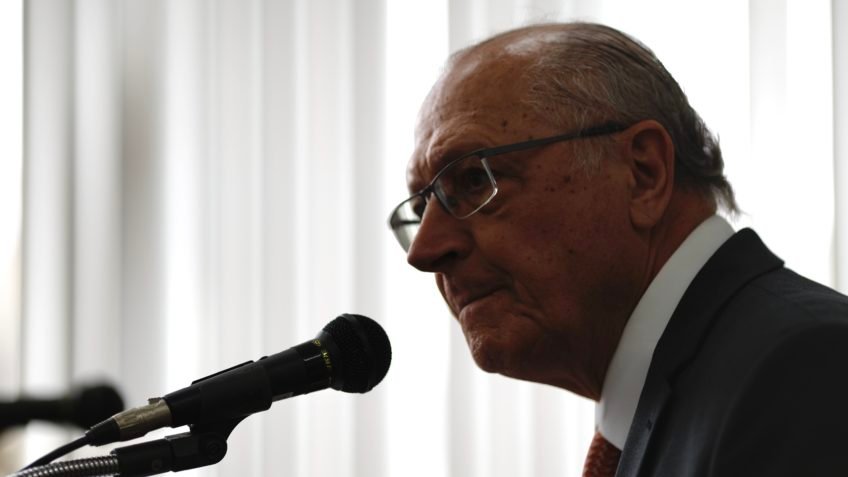 É defesa do emprego e da renda, diz Alckmin sobre taxa das blusinhas