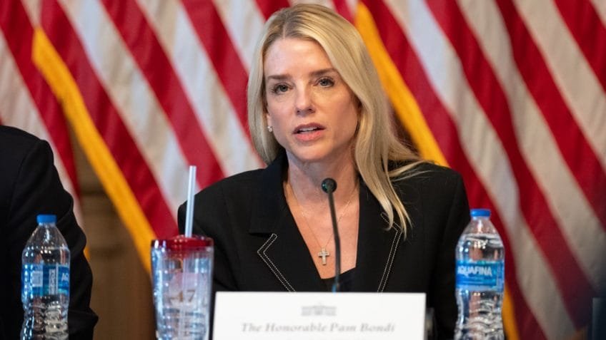 Trump demite Pam Bondi, procuradora-geral dos Estados Unidos