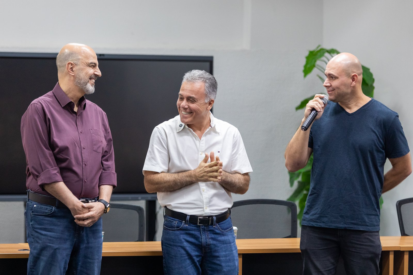 Prefeito se despede de Amauri e anuncia Reginaldo como novo secretário interino da Educação