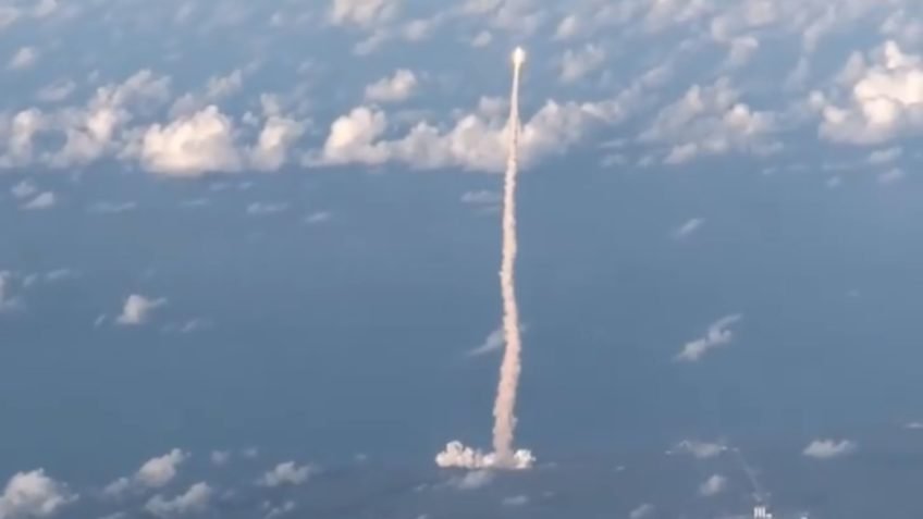 Passageiro em voo comercial mostra lançamento da Artemis 2