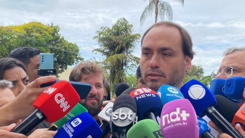 Integrantes do PL que se omitem traem Bolsonaro, diz Carlos