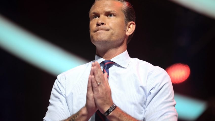 Chefe do Exército dos EUA sai a pedido de Pete Hegseth