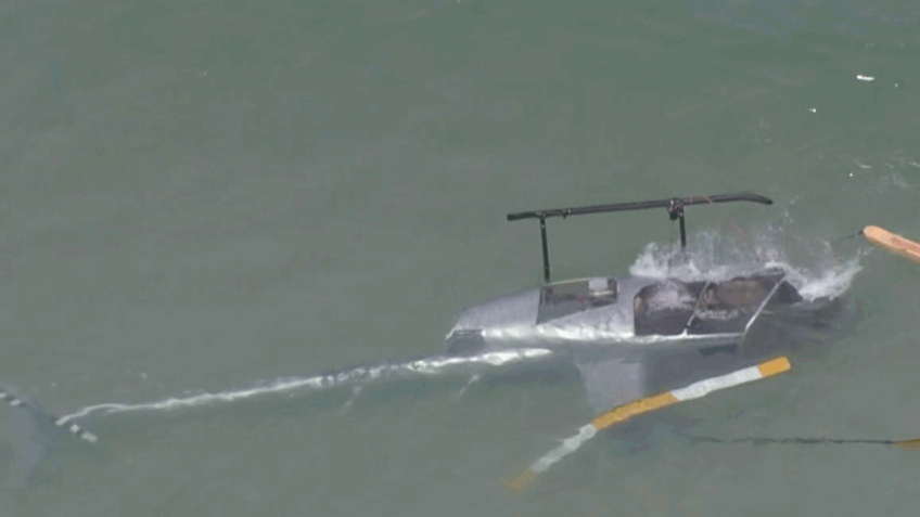 Helicóptero de voo panorâmico faz pouso forçado em praia no Rio