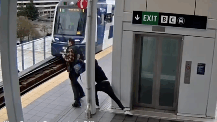 Homem tenta empurrar passageiro em estação de trem em Seattle