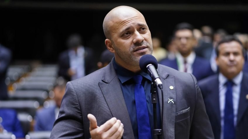 Moraes vota para manter restrições a Daniel Silveira no regime aberto