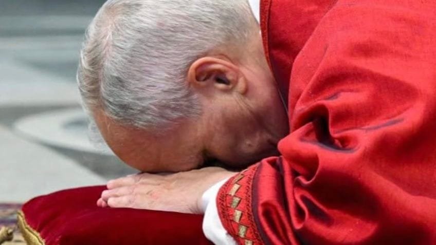 Papa Leão 14 reza deitado ao celebrar a Sexta da Paixão; entenda