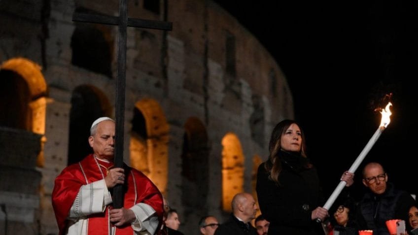 Leão 14 carrega cruz de madeira em Via Sacra em Roma