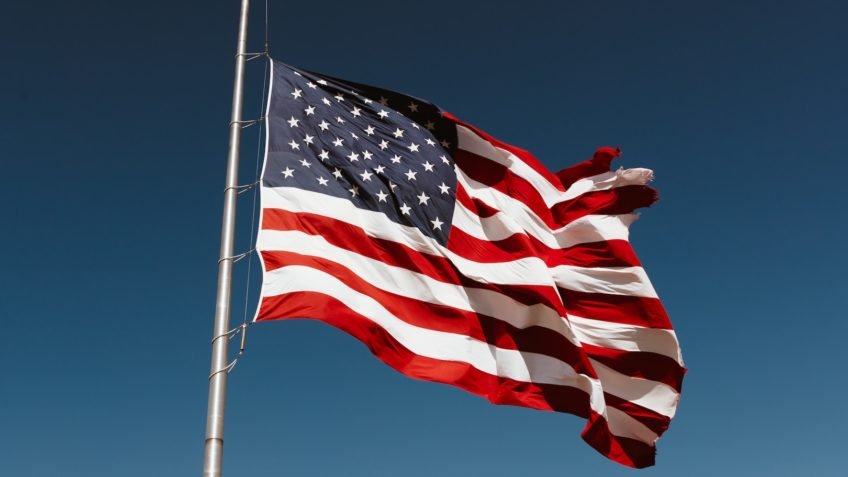 EUA abrem 178 mil vagas em março, acima do esperado