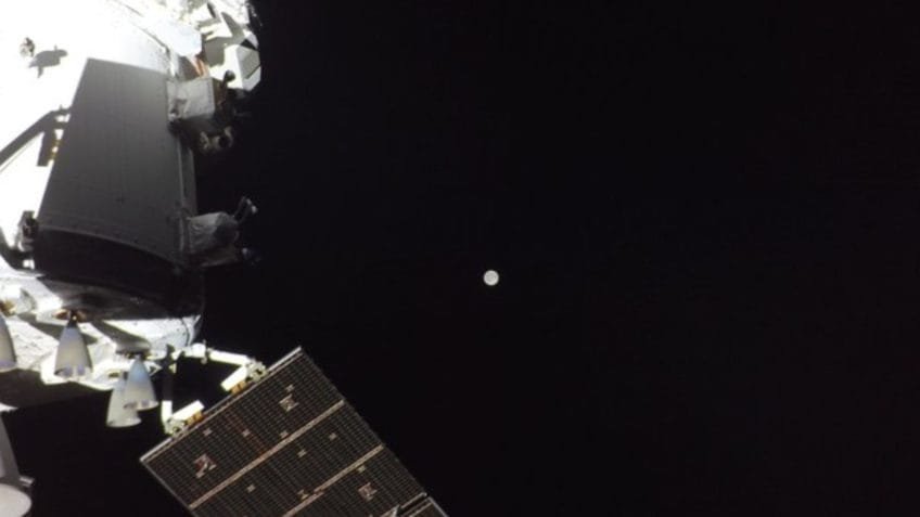 Artemis 2 chega à metade do trajeto e divulga foto da Lua