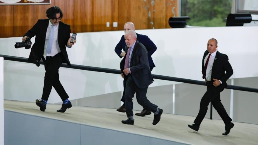 Lula usa “corridinhas” para sinalizar vitalidade a 6 meses do 1º turno