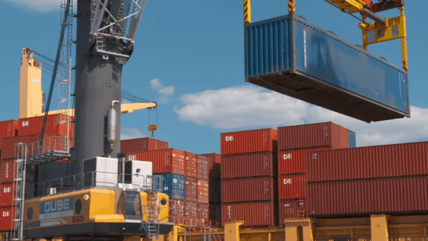 Atividade industrial da China volta a crescer em março