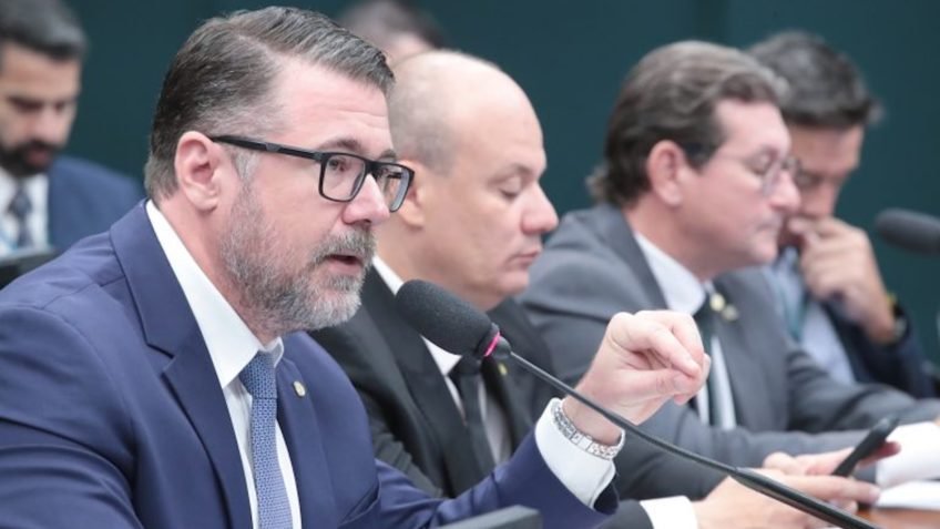 Comissão aprova transferir taxas de colecionador de arma para PF