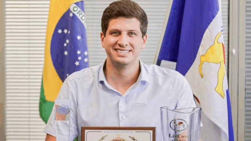 João Campos guarda cordão de ouro antes de evento no Recife