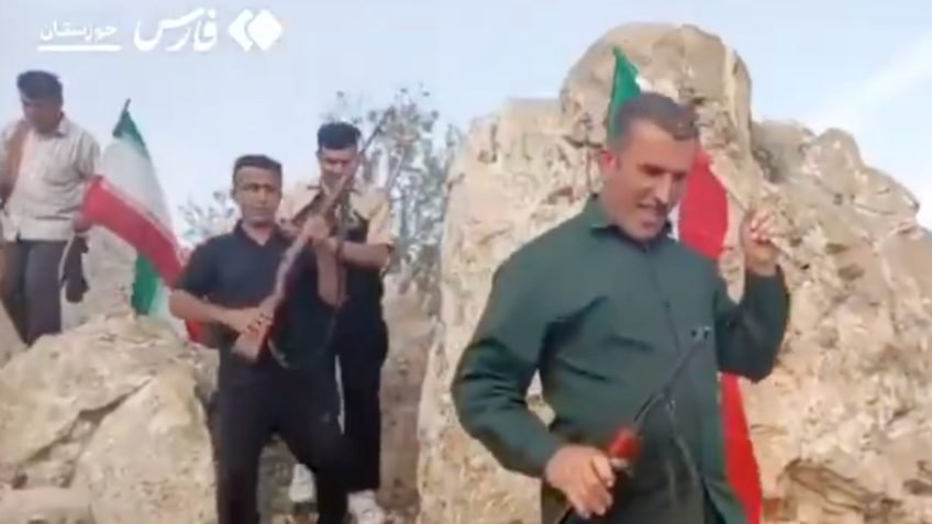 TV do Irã mostra imagens de homens armados em busca de piloto dos EUA