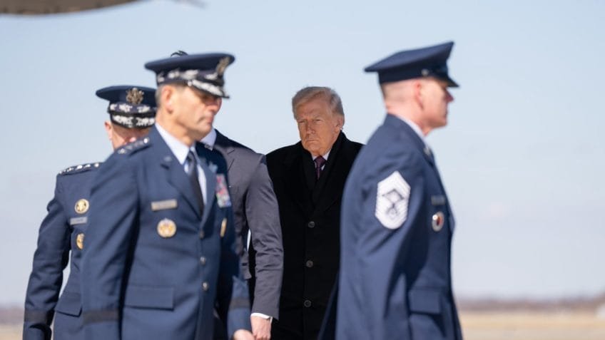 Piloto resgatado está ferido, mas ficará bem, diz Trump