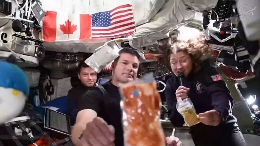 Astronautas da Artemis 2 mostram como é a comida no espaço