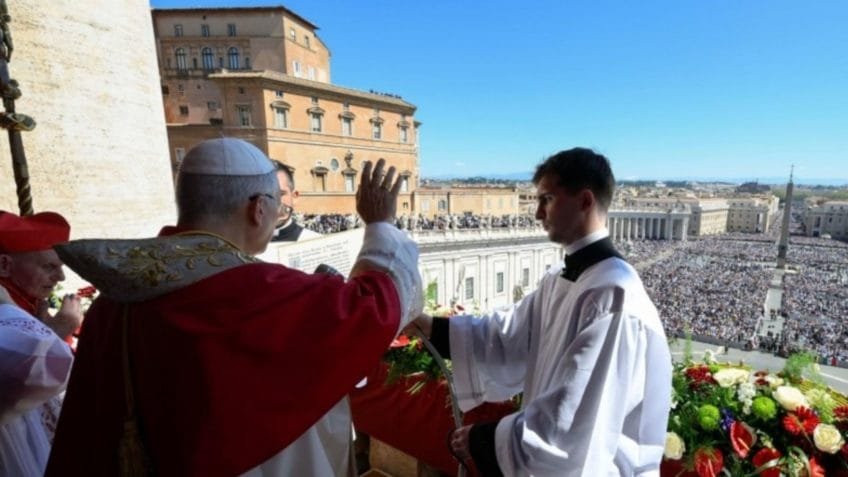 Papa pede paz em mensagem de Páscoa: "Quem tem armas que as deponha"
