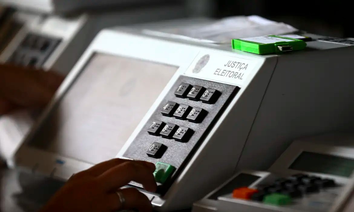 Onze governadores renunciam para disputar eleições de outubro