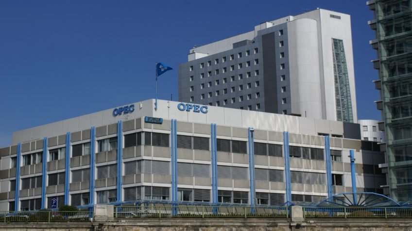 Opep+ eleva cota de petróleo em 206 mil barris por dia em maio