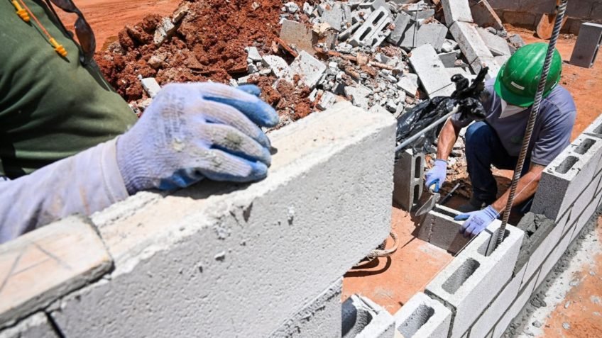 Com a guerra, construção quer revisão de contratos de infraestrutura