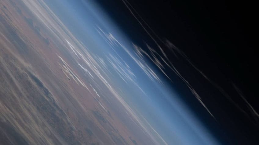 Astronauta mostra rastro da Artemis 2 visto da estação espacial