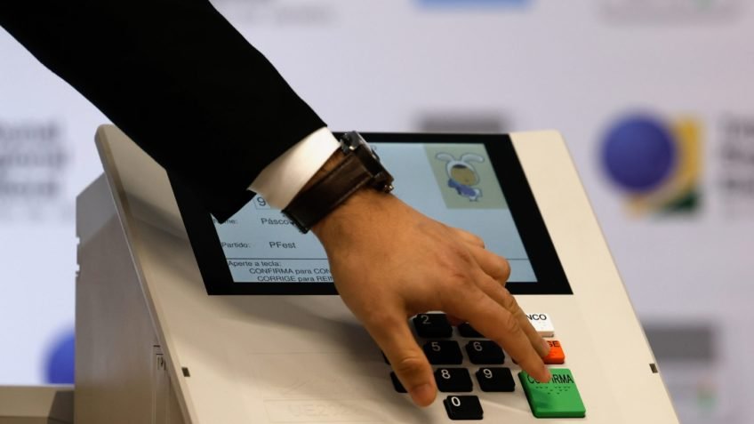 Onze governadores deixam cargos para disputar eleições de outubro