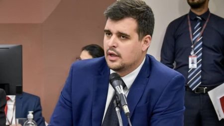 Engler defende Eduardo Bolsonaro após ‘fogo amigo’ na direita