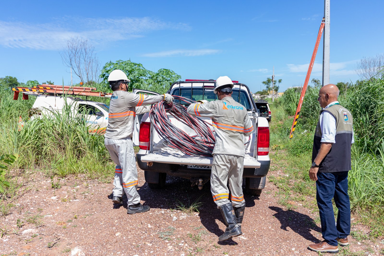 Fiscalização integrada interrompe ligação clandestina de energia em área pública de Cuiabá