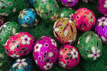 Caça aos ovos de Páscoa termina com três pessoas mortas, incluindo mãe e bebê