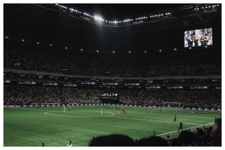 Criança se emociona ao conhecer Arena MRV e ‘enlouquece’ durante jogo do Atlético