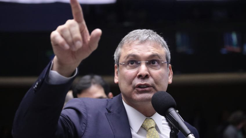 Lindbergh pede ao STF prisão preventiva de Eduardo Bolsonaro