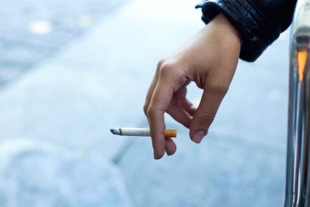 Governo aumenta imposto sobre cigarros para compensar redução sobre combustíveis