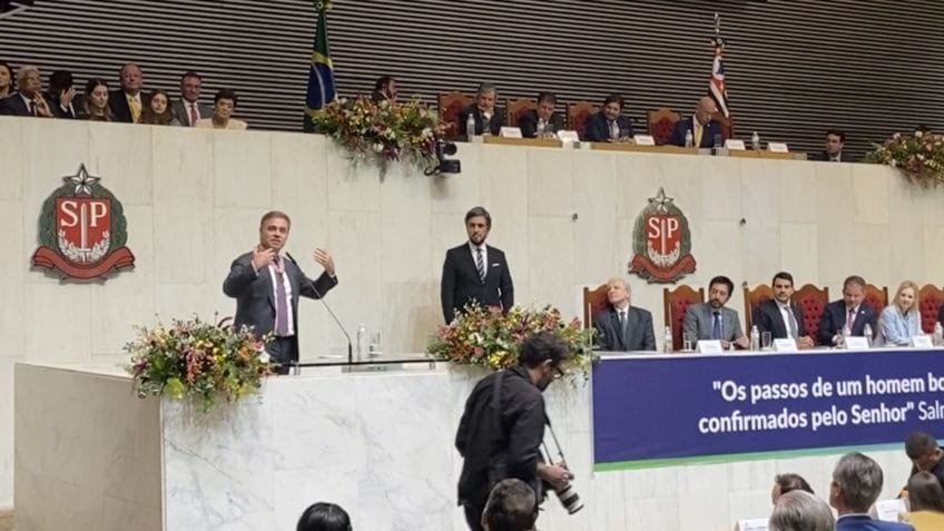 André Mendonça recebe louvores e homenagem de Tarcísio em SP