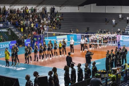 Praia Clube e Sesi Bauru decidem vaga na semifinal da Superliga Feminina