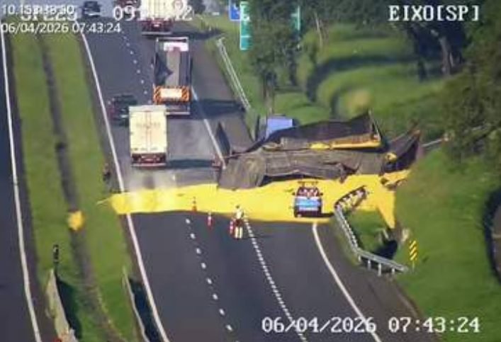 Acidente com carga de soja interdita trecho da Rodovia SP-225 em Itirapina