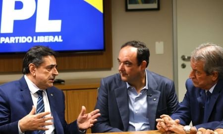 Roscoe e Flávio Bolsonaro participam de lançamento de Domingos Sávio ao Senado