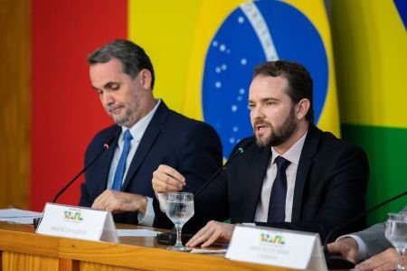 Governo Lula estuda usar FGTS para reduzir dívidas de famílias endividadas