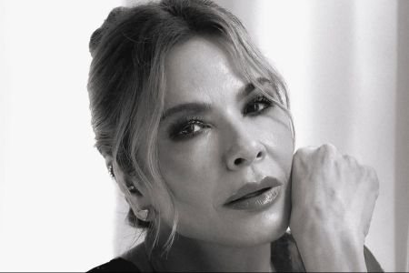 Luciana Gimenez faz ensaio seminua e choca web