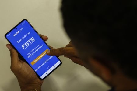 Governo pode liberar saque de R$ 7 bilhões do FGTS para trabalhadores endividados